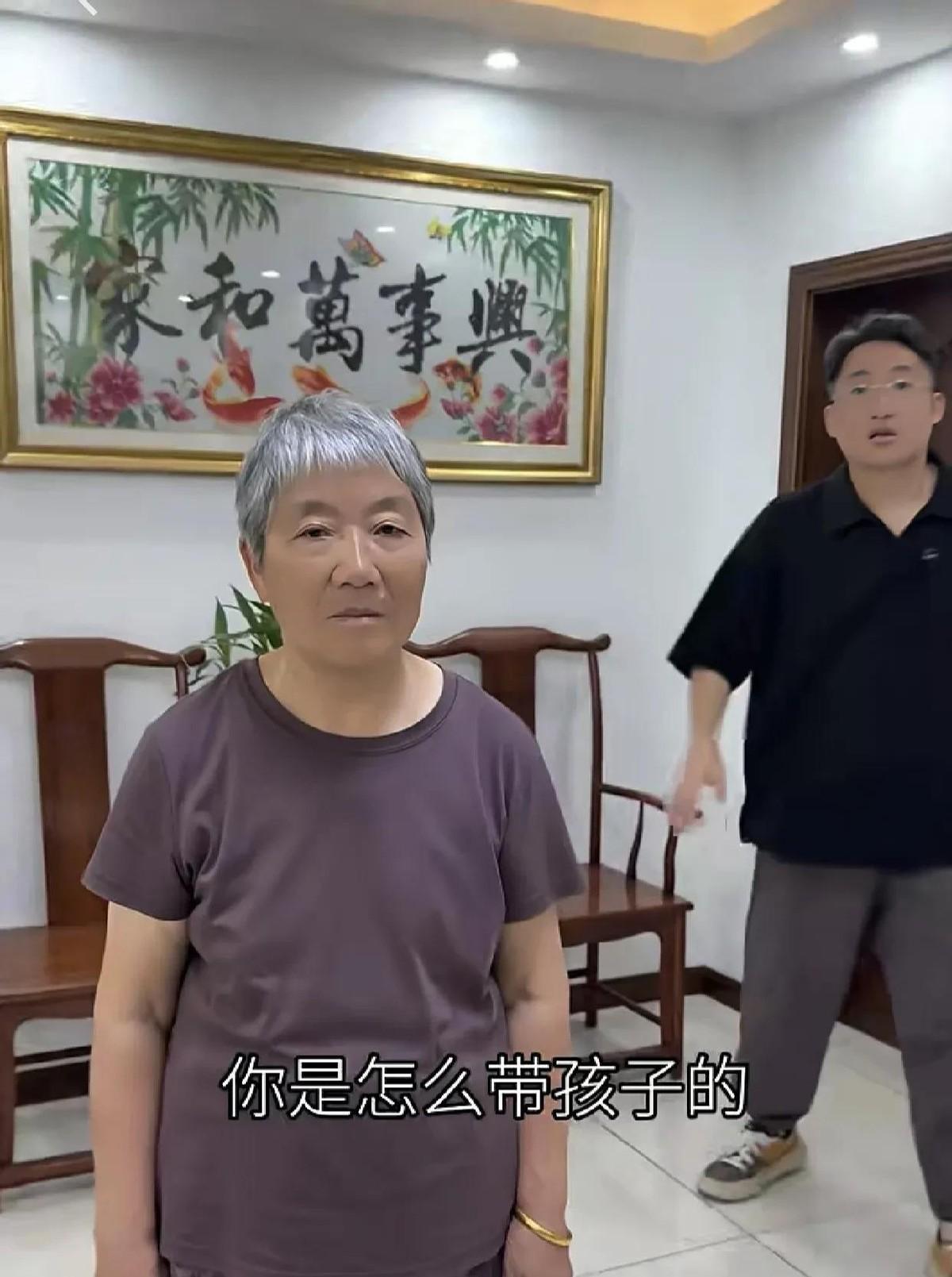 儿子当众怼哭媳妇：妈是来享福的，不是来当孙子的！那天客厅里空调吹着凉风，婆婆却满