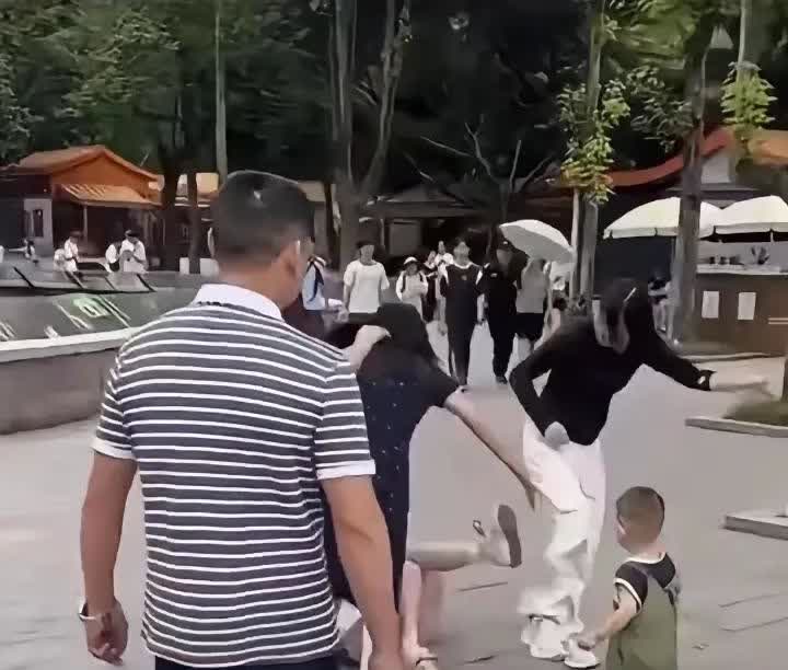 又是一起老实人吃亏，做好事受罪事件。在重庆动物园里，黄衣女子因为制止不文明的