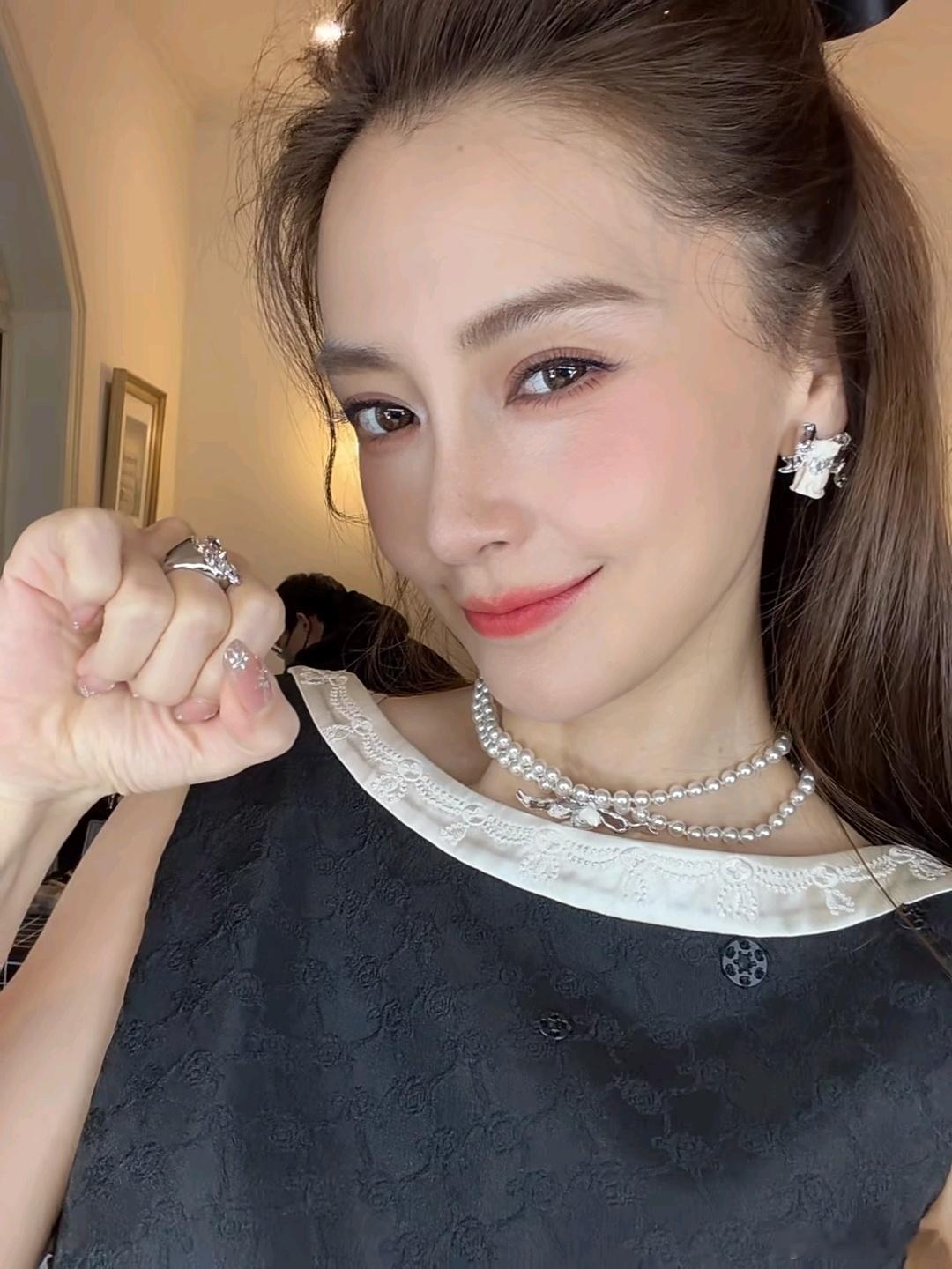 Angelababy杨颖xhs更新，你如今几岁？我今年18岁，我姐比我大两岁，刚