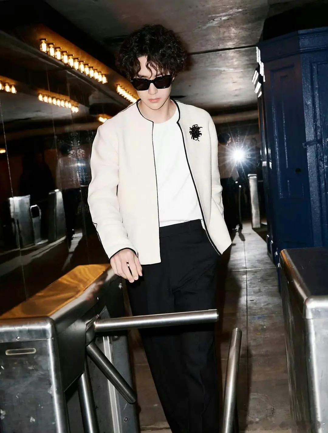 王一博粉丝最近应该很爽啊，香奈儿大秀后官方IG认领唯一亚洲面孔，待遇一直都是TO