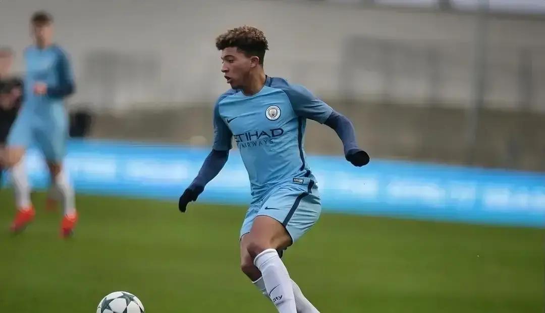 曼城青训教练最后拍了拍他肩膀：“留下，机会很多。”一年后，科尔·帕尔默在斯