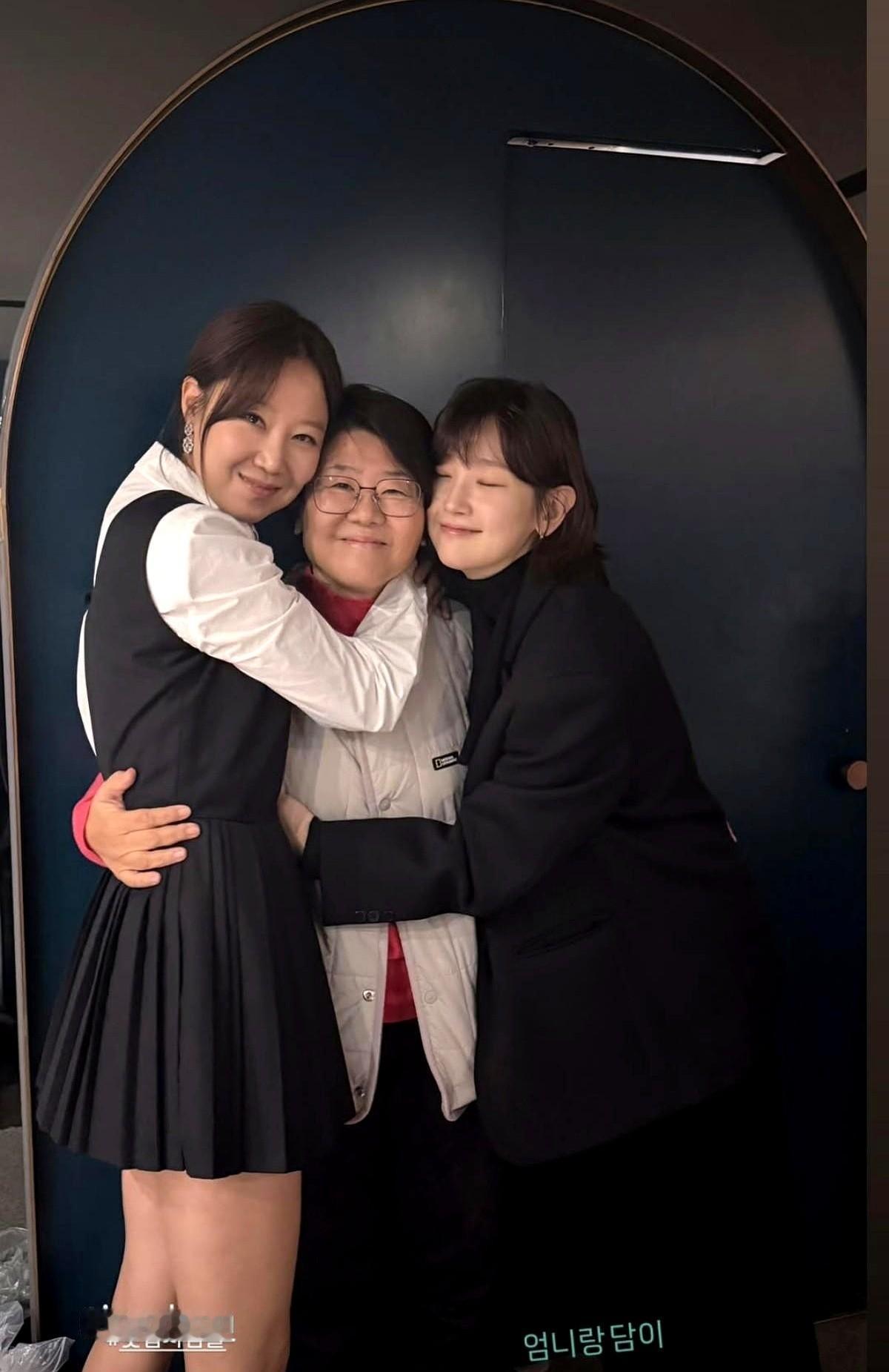 说句扎心的话，现在还在朋友圈晒包包、晒豪车的，那都属于“初级段位”。看看人家孔