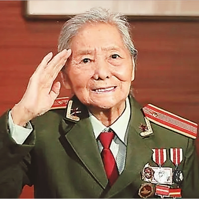 1979年，上甘岭坑道中唯一的女兵刘禄曾出访美国，而有位五十多岁的美国人看到她