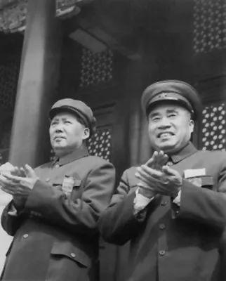 1955年授衔，朱老总一进门元帅全起立！这规矩谁定的？1955年中南海怀仁堂