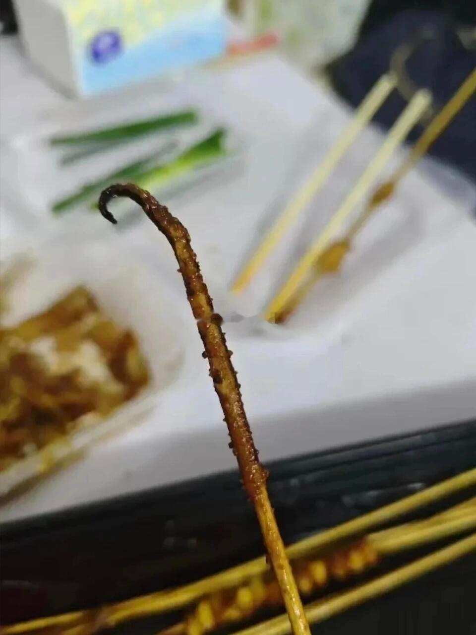 我是真好奇，鱿鱼须这东西是怎么串进去的？​​​