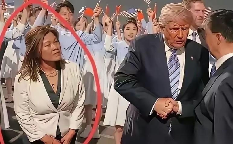 美方随行翻译看样子是一个华裔美国人，这衣服皱巴巴的，或者这已经成了最近全网围观的