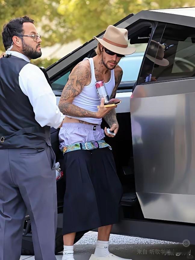 他怎么做到裤子不掉呢？这种时尚潮流年轻人才懂吧