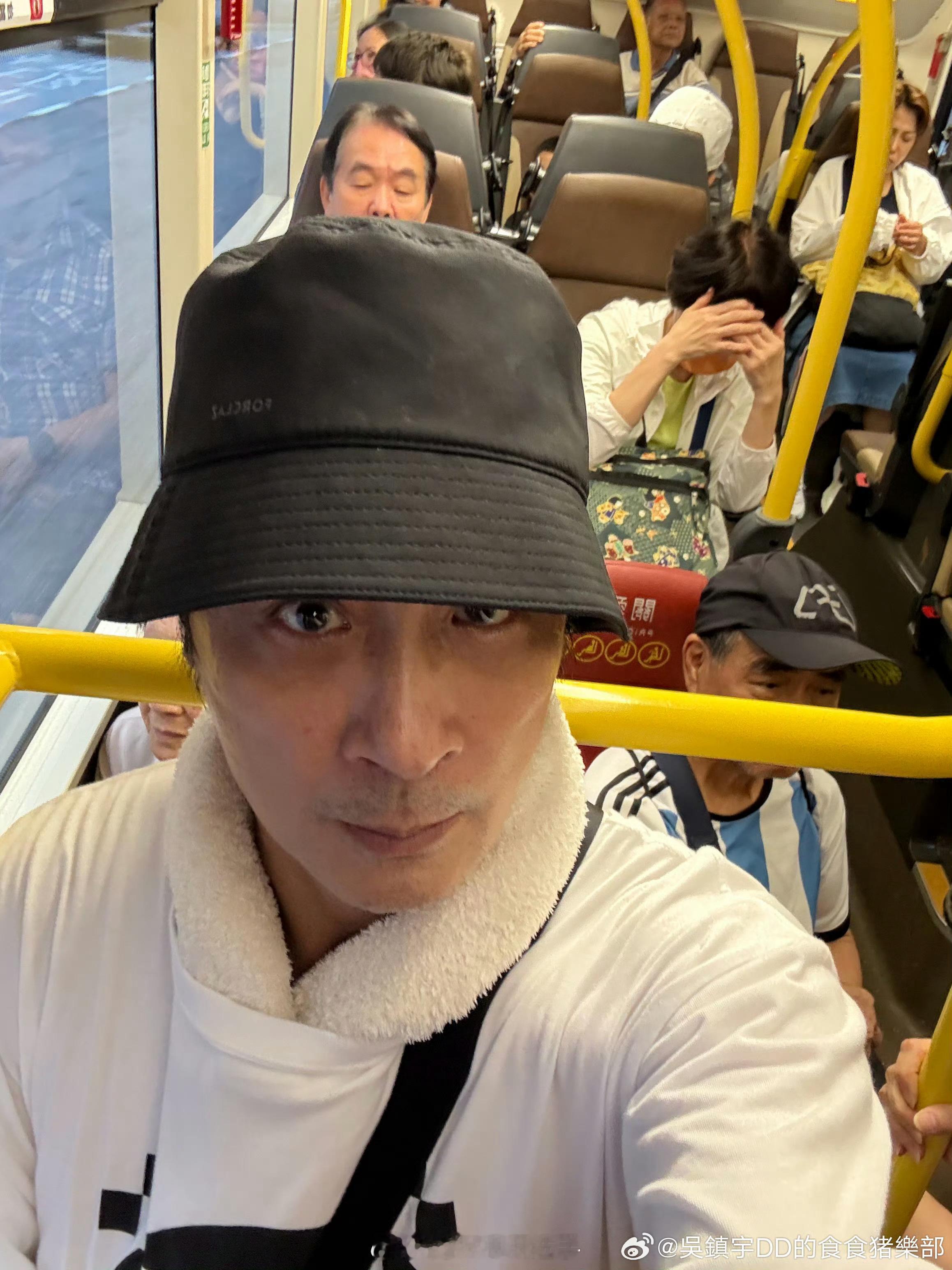 63岁吴镇宇刷老年卡坐公交吴镇宇刷老年卡坐公交被司机质疑年龄，哈哈哈哈还很年轻