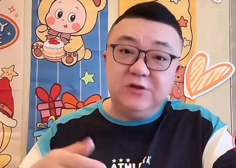 董路认为，日本男足击败英格兰队的原因是主打深度防守，全场开大脚打反击。在日本男