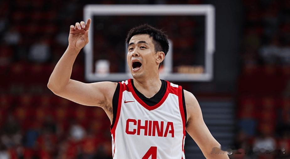 赵继伟太无私了！不愧是是男篮队长，场上三个举动，队友心服口服1.主动把球员召集