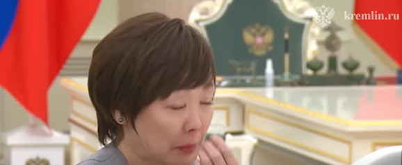 安培遗孀见普京哭了我勒个去！真没想到，普京大帝居然亲自接