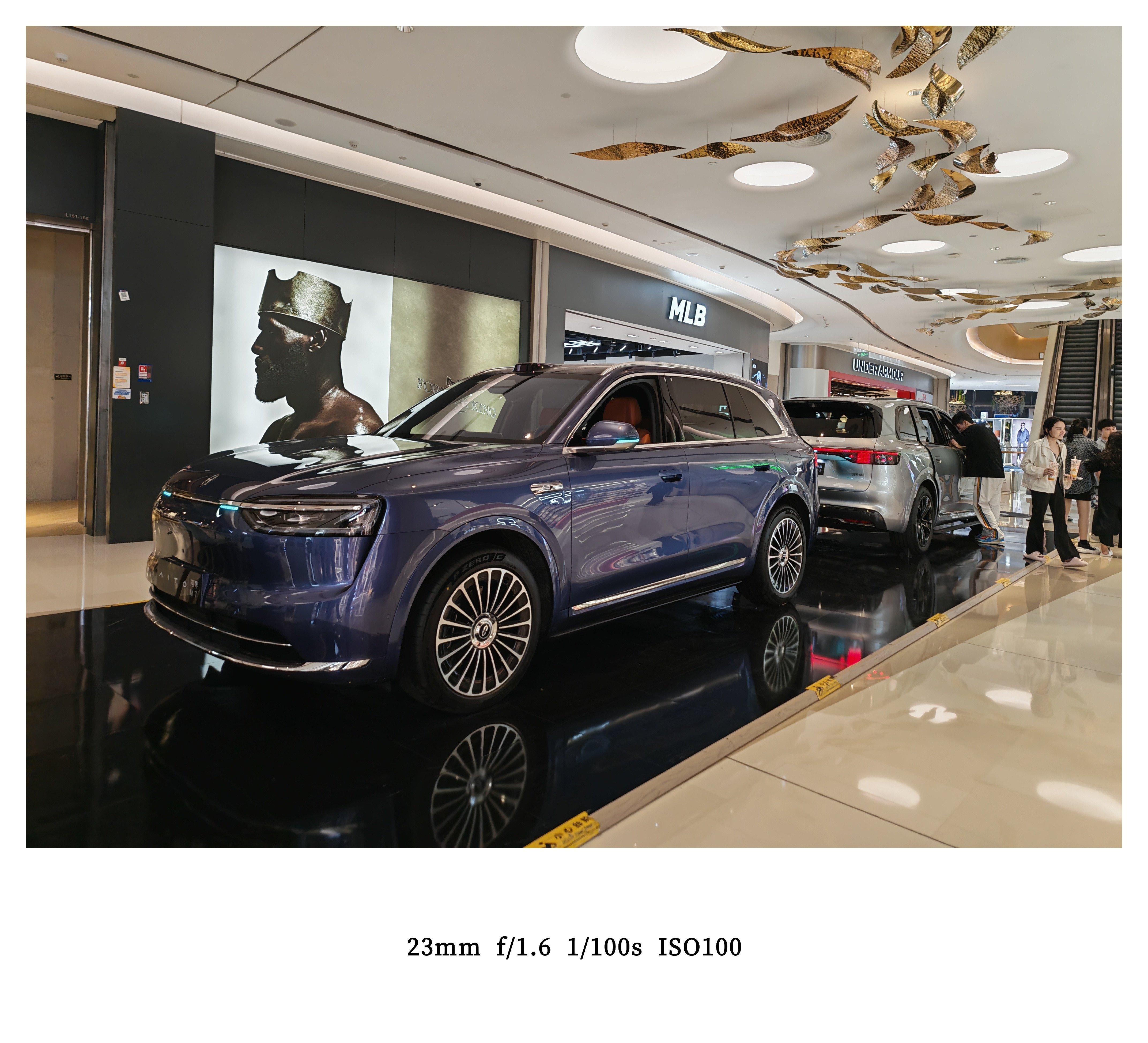 刚出来逛街，看到问界M7才想起来，我的M7过两天可以提车了，差点都忘记了。[笑c