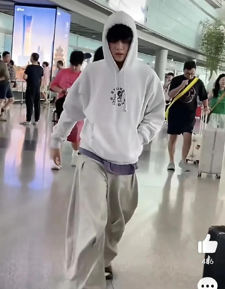 胡可又带着两个儿子出行了，没想到安吉变化很大，又帅回东北宋仲基了，不过可能是大了