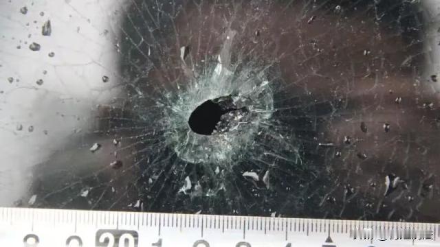 山东临沂，李某某因驾驶车辆时，被远光灯晃眼发生事故赔了不少钱，便对夜间开远光灯行