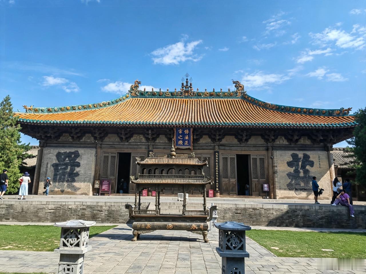 自驾游到了最后一站恒山，老公说一起爬上去，我坚决不爬了，让那爷仨去爬。今天一