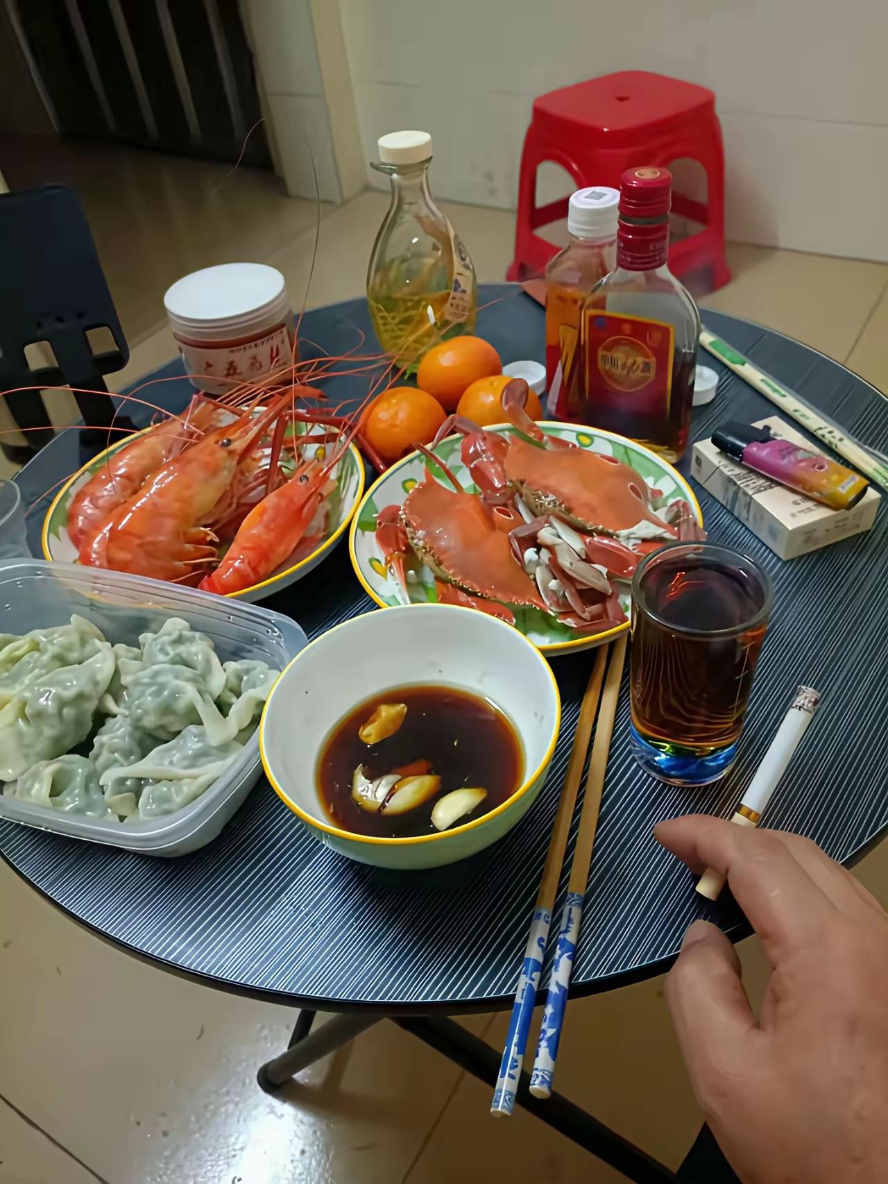 能顿顿这么个吃法的……不说工资多高……但尿酸一定是高的……[捂脸哭]