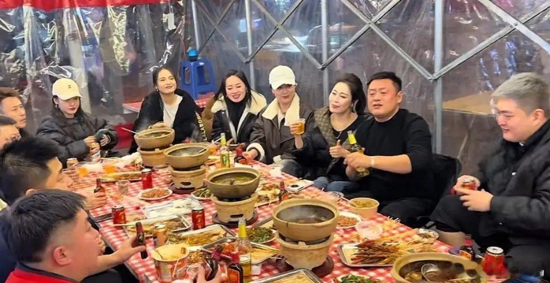 赵本山儿子赵一楠最近带团队外地演出，晚上结束后，十几个人去吃砂锅烤串，特热闹。他