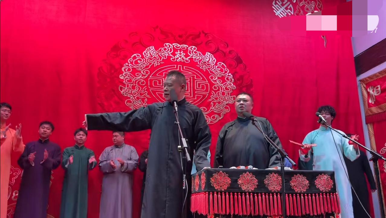【岳云鹏对师弟的这个动作，足以让人动容！】昨天，德云一哥岳云鹏空降南京德云社演