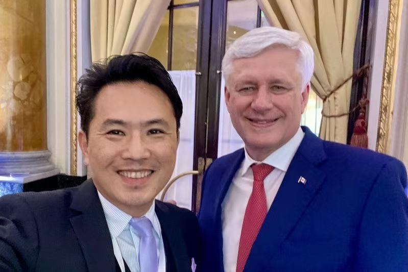 他将出任郑丽文的左膀右臂陈以信，国民党的精英在英国留过学，深耕国际事务