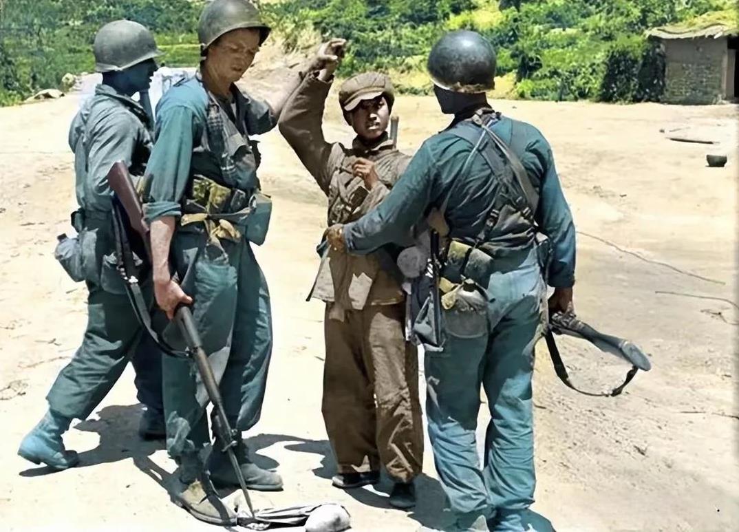 这是令人心痛的老照片，美国随军记者拍摄于1951年的朝鲜战场。一名志愿军战士和