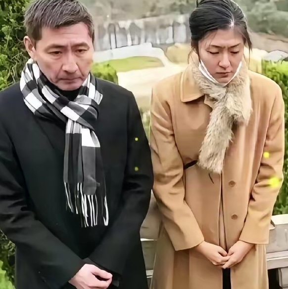 一张墓前的静照没有煽情的台词没有刻意的摆拍，却让无数网友看完瞬间红了眼眶！画