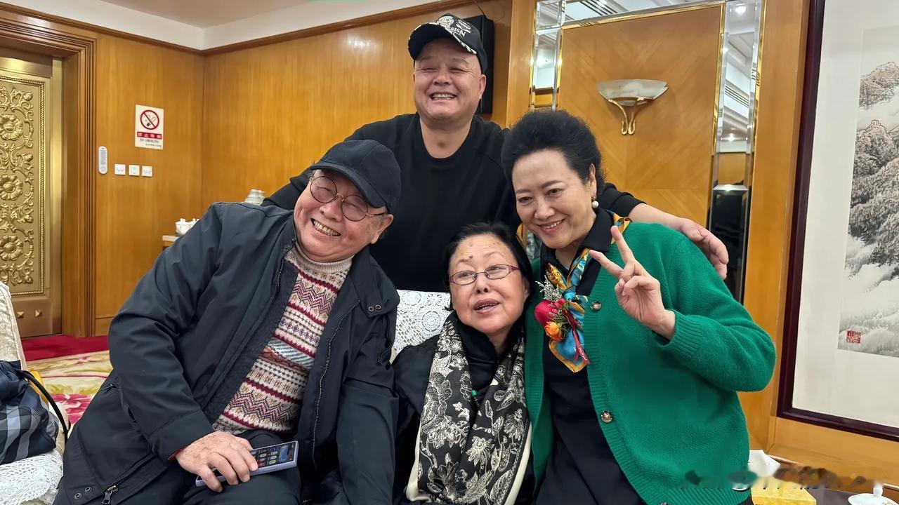 12月15日，著名表演艺术家王丽云更新动态，并配文“在北京，老朋友又相聚了”。