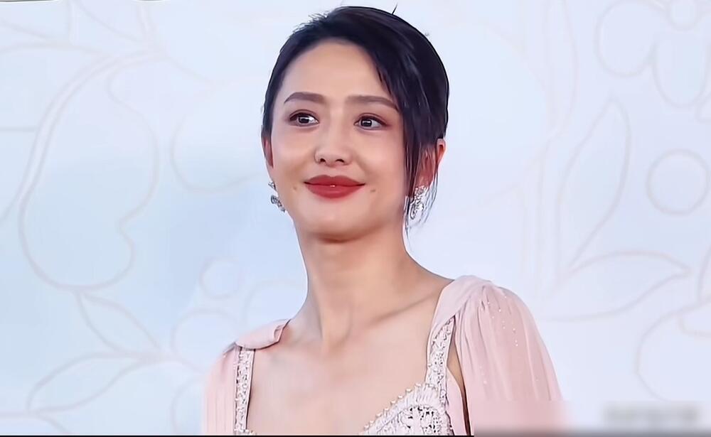 她本人比照片还要美啊，这比例逆天了，圆圆的脸蛋特别有福相啊，不知道陈思诚看到了会