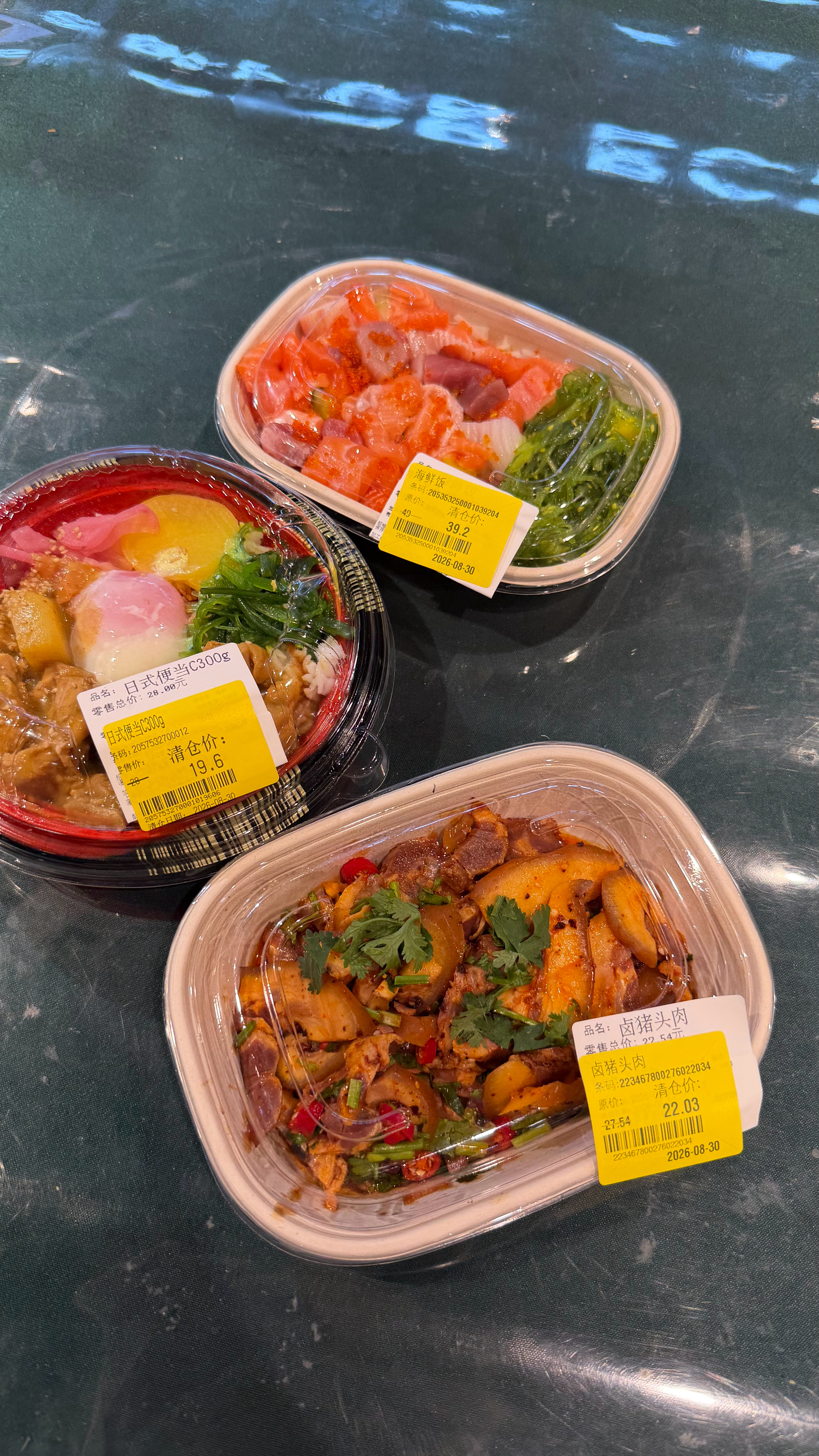 西班牙餐厅热烤三明治一份99，一杯拿铁40，而他只要了一杯热开水，省下的钱看完电