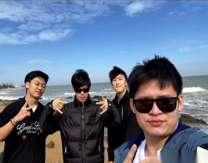 那股子在赛场上要把对手生吞活剥的狠劲儿，终于不见了。取而代之的，是眼镜后面，