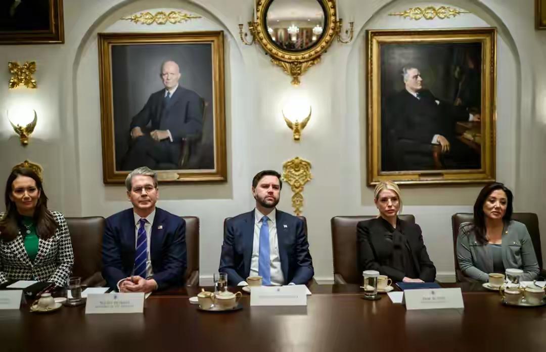 后面墙上挂的两个人是谁？