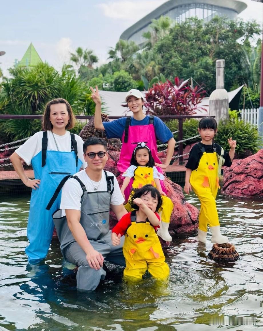 罗子溢晒亲子日常！带孩子探班杨怡，一家温馨画面惹人羡慕TVB艺人罗子溢（罗