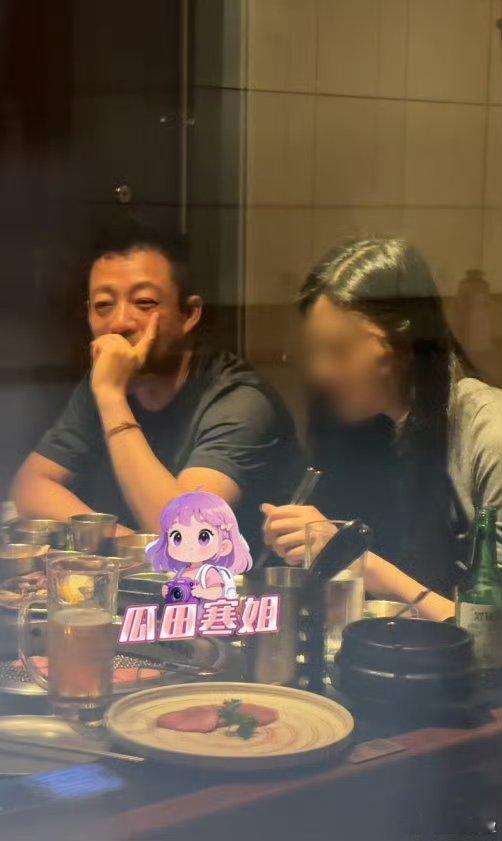#汪小菲与酷似大S美女聚餐#八卦曝料汪小菲带酷似大S的美女参加好友聚餐，餐桌上，美女还贴心地为汪小菲