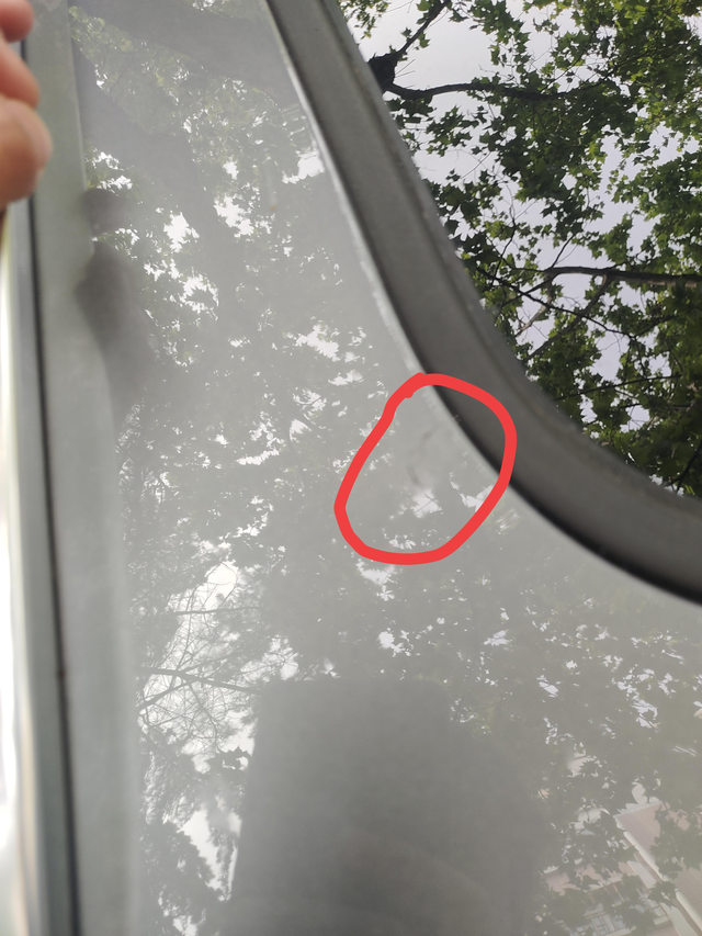 比亚迪宋天窗附近漆面开裂刚好两年，漆面过质保，去4儿子店他们说有可能被什么东西