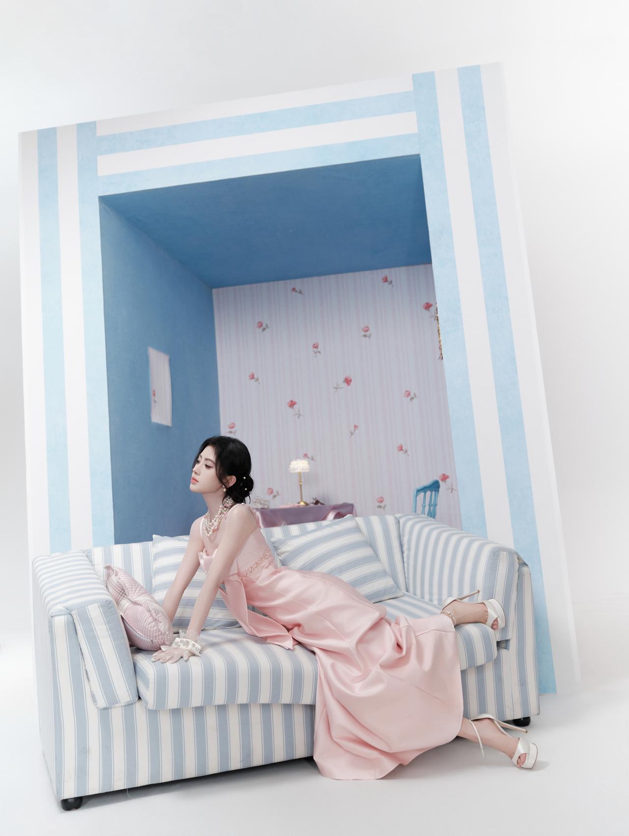 鞠婧祎这组粉色大片简直是“在逃公主”本人！一袭缎面粉色长裙，胸前巨大的蝴蝶结设计