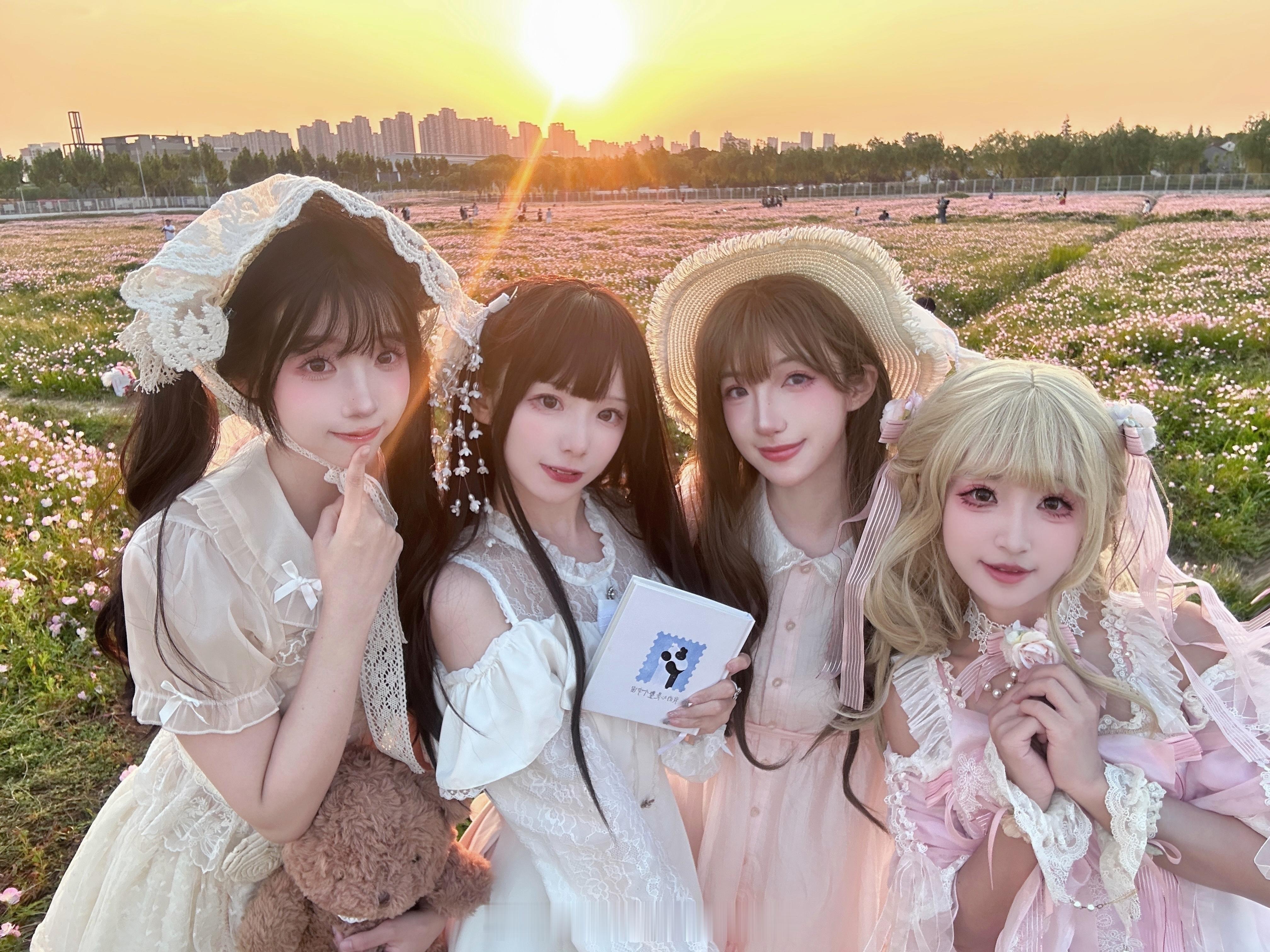 今天和美少女们出去玩！​​​
