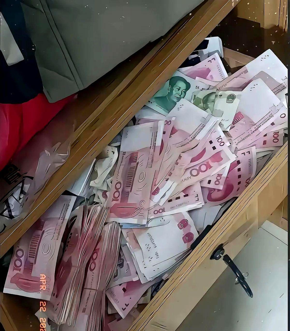 今天一早打扫卫生，见孩子房间抽屉钥匙在桌子上，偷偷打开抽屉一看，没想到满满一抽屉