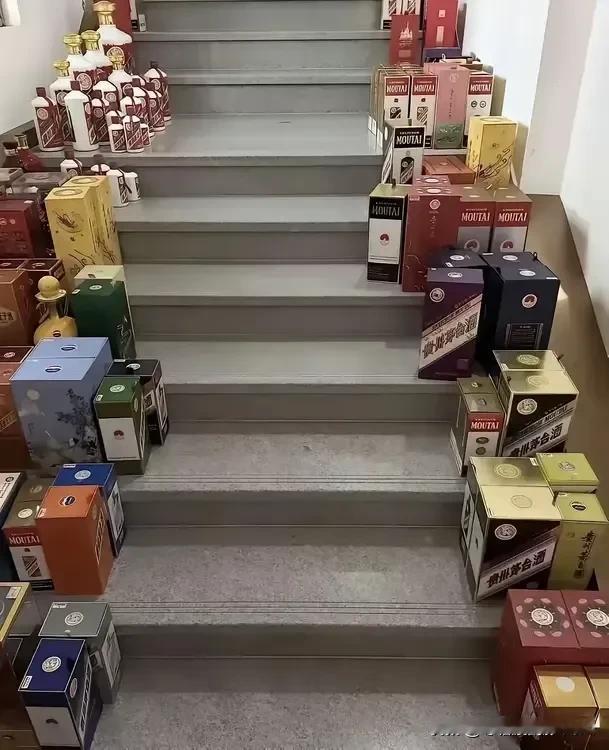 中秋节去从来没有去的一个本家叔叔家，想让当领导的他帮忙办点事。拎了一箱四瓶装的白
