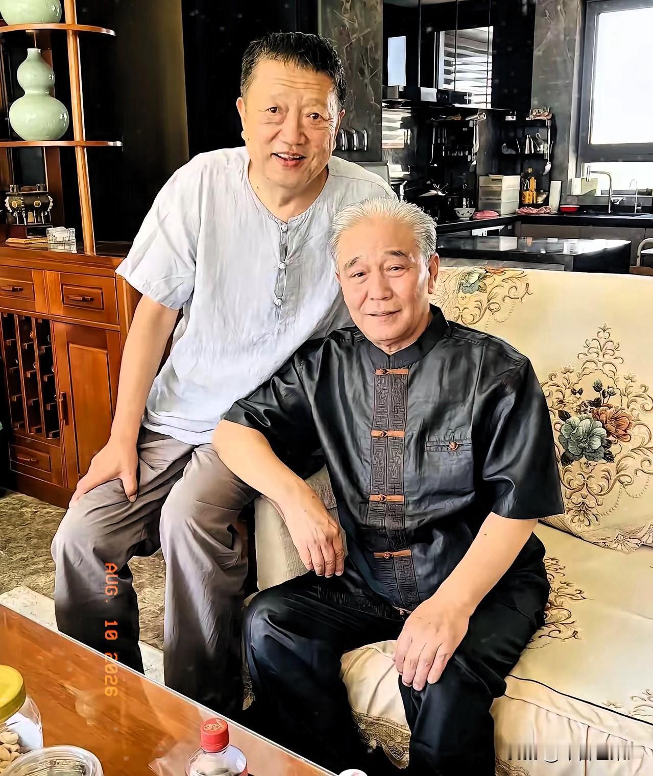 这是马志明80岁大寿时，演员秦焰晒出的现场合影。那时候秦焰刚满70岁，整个人精