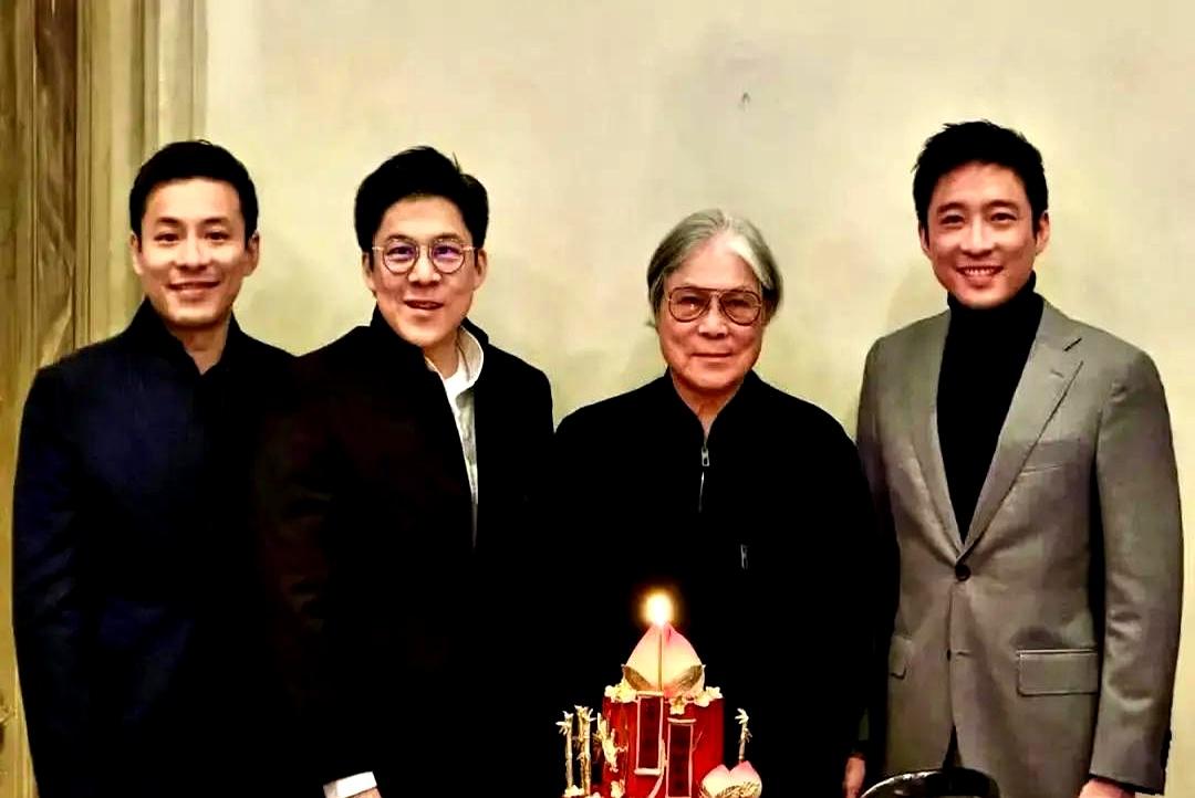 霍震霆这生日过的，真叫一个热闹！80大寿，前妻朱玲玲亲自带着两个儿子飞过去庆祝