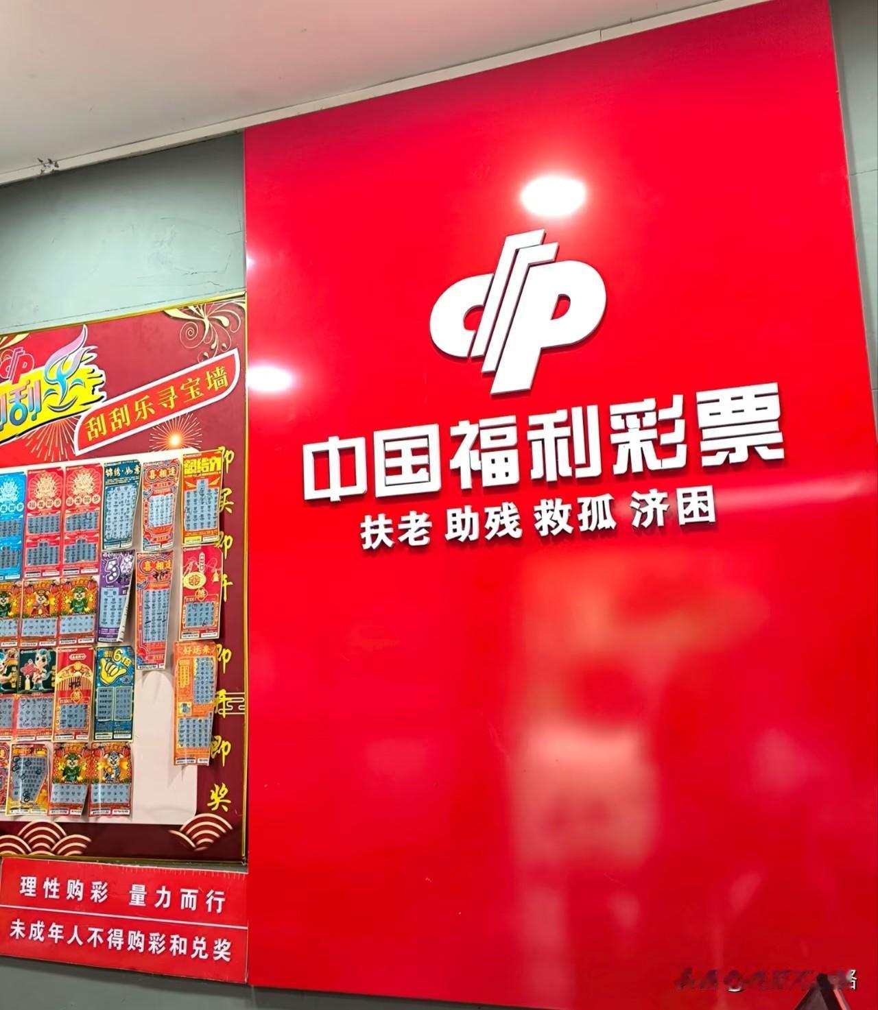 楼下彩票店的老张今天一边贴新公告一边摇头。他说这下好了，奖池堆得再高也跟普通人没