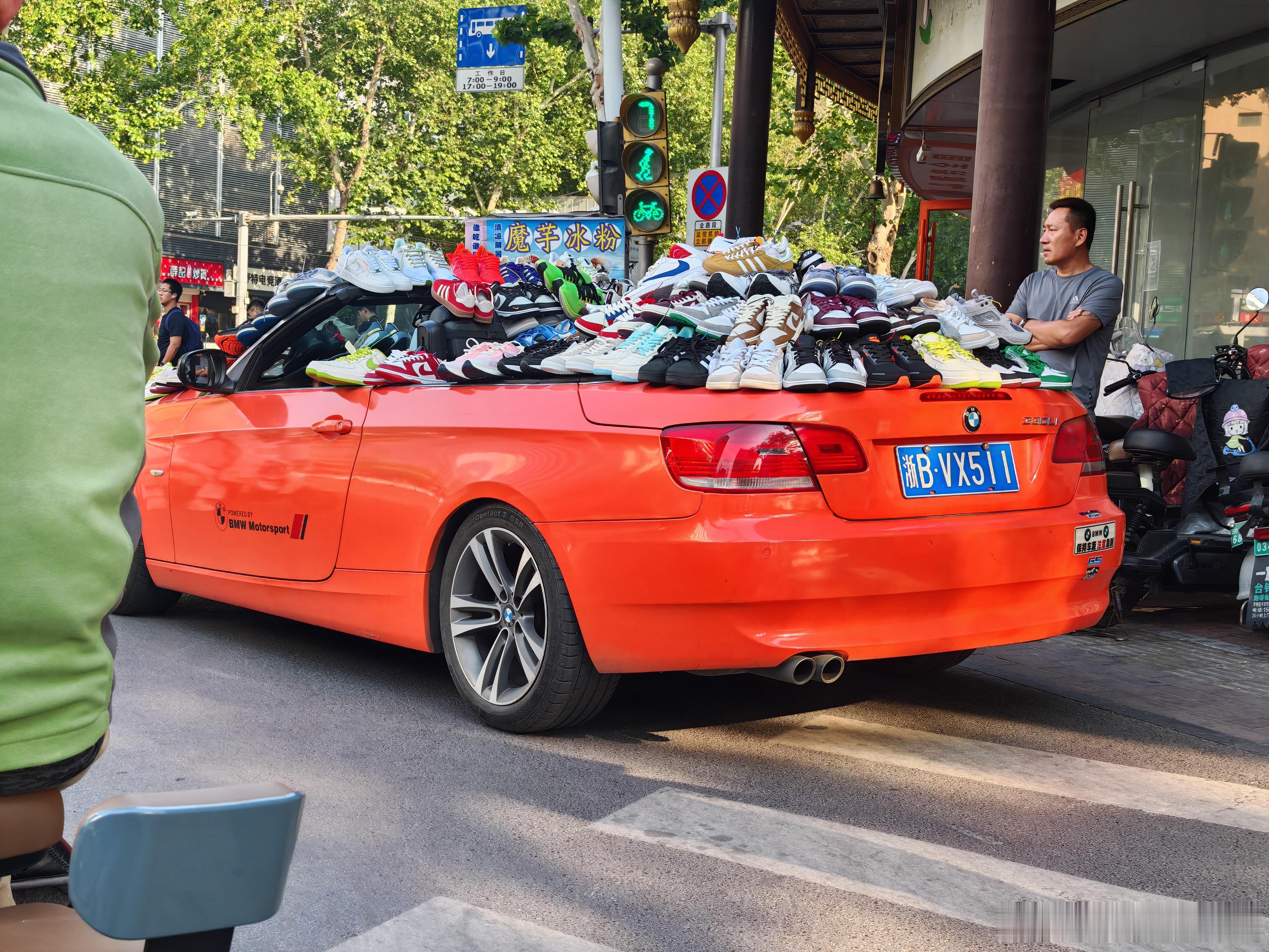 济南街头出现了挺多宝马、奥迪敞篷小跑车，车上摆满了衣服鞋子在卖，这是什么套路[d