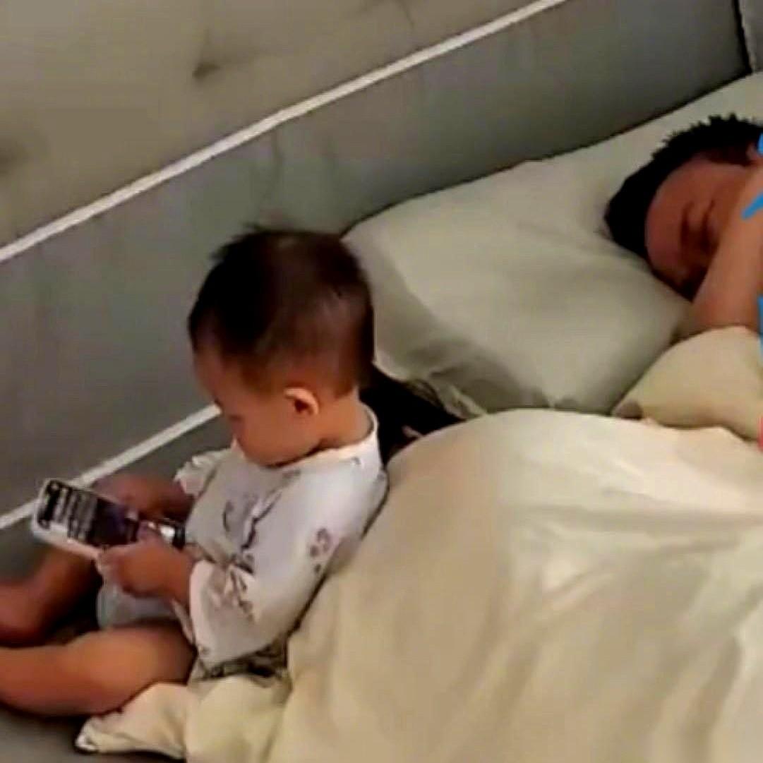 凌晨5点半，天还没亮。上海一间卧室里，一抹幽蓝的冷光突然在枕头缝里亮起。打出这