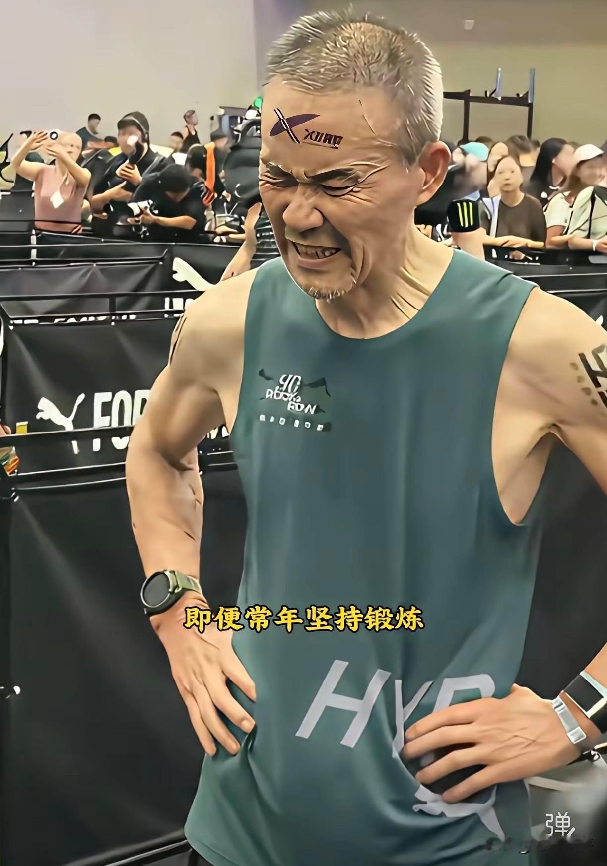 王石，真的到极限了！近日，有网友跑步偶遇王石，只见他眉头紧紧拧在一起，眼角皱