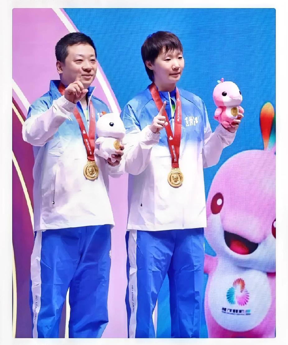 大家发现没有，王曼昱和她的海峰教练领奖时穿的衣服是全新的，你看衣服和裤子上都是折