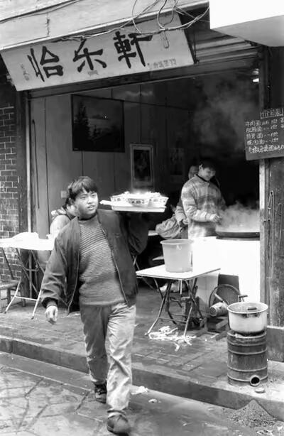 果然一代人有一代人的外卖侠原来以前人们是这么送外卖的，看着布满岁月痕迹的旧照片，