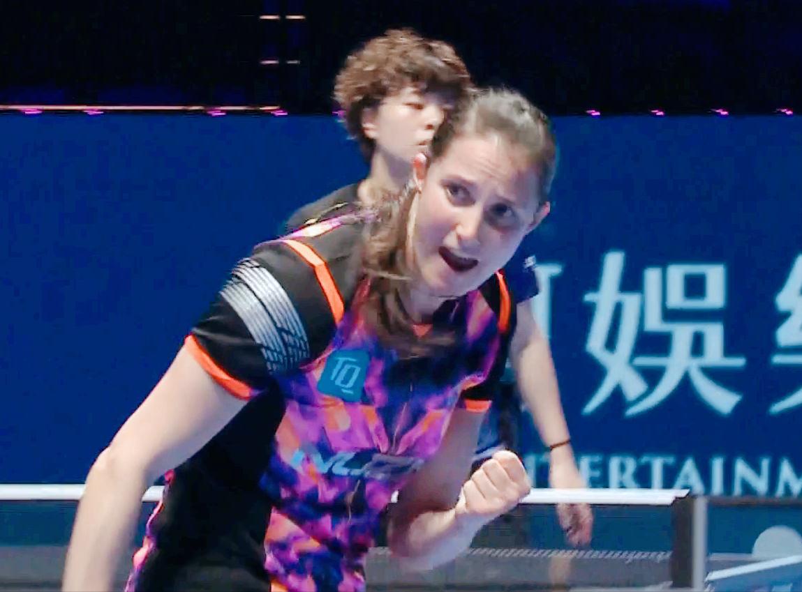 侯英超着急大喊：盯她长的，盯她长的！结果大迪还往前拱，结果输了。应该让侯