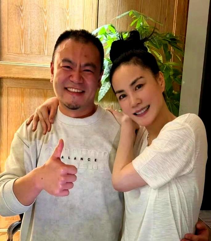 一张录音棚合照，王菲又被顶上热搜了。照片里，56岁的她扎着丸子头，状态好得离谱