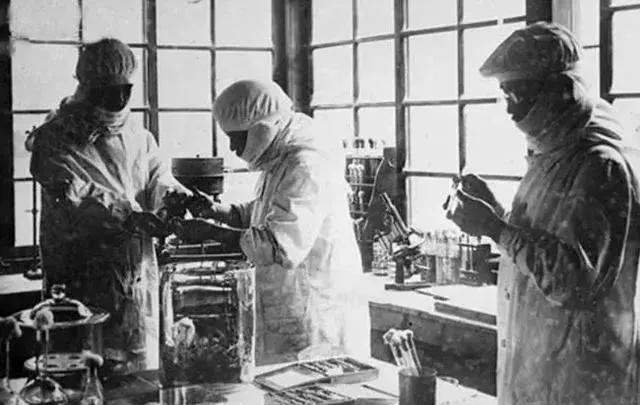 二战时，日军给女性强行注射“606药剂”，注射完，士兵就露出了邪恶的笑容，“60