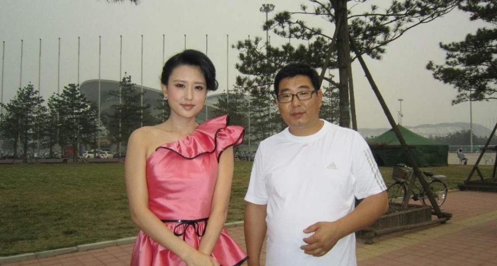 2013年，毕福剑把34岁的主持人张蕾，介绍给了54岁的富商王吉财，并劝张蕾：“