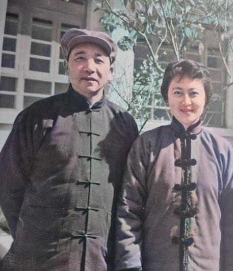 1953年的全国英模报告会，39岁的秦基伟遇见了24岁的唐贤美。一个是刚从抗美援